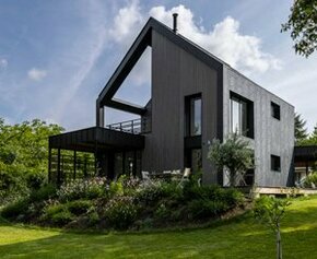 A natural slate facade enhanced thanks to the Cupaclad Design concept...