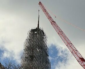 La silhouette de la flèche de Notre-Dame visible dans le ciel de Paris