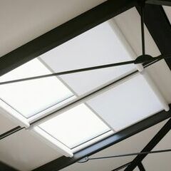 Store anti-chaleur enrouleur pour toiture: le minimalisme pour les puits de lumière