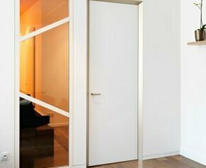 Interior design: the successful marriage of the discreet Syntesis door, with...