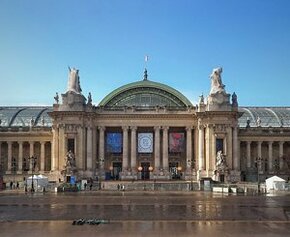 Under the glass roof of the Grand Palais, Macron launches the final straight...