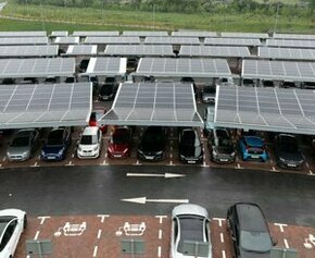 Carrefour annonce installer des panneaux solaires sur 350 de ses parkings