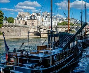 "Une aventure de plus" : à Paris, des péniches déménagées avant les JO