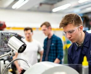 Les jeunes ingénieurs vont de plus en plus dans des sociétés d'ingénierie, et...