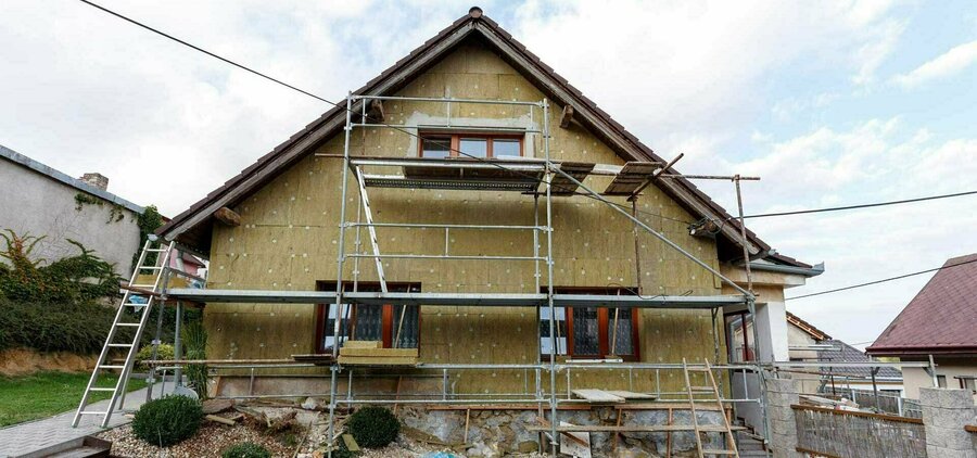 Rénovation énergétique : pour 6 artisans sur 10, le lancement des travaux est ralenti par l’accès au financement et aux aides publiques