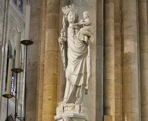 La statue symbole de Notre-Dame regagne la cathédrale