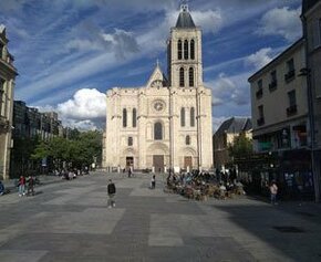 Reconstruction de la flèche de la basilique cathédrale Saint-Denis et plongée...