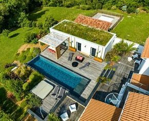 Une toiture végétalisée aux allures de prairie fleurie à Biarritz