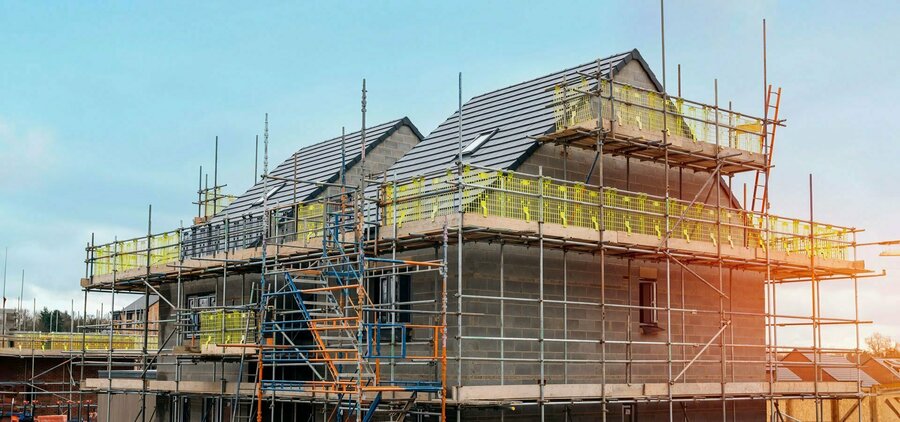 Logement neuf : faut-il ajuster les normes de construction environnementales pour éviter les surcoûts ?