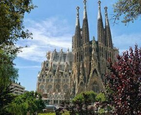 Des écologistes aspergent de peinture la façade de la Sagrada Familia à Barcelone