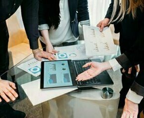 Les patrons appellent les politiques au "retour à la raison"