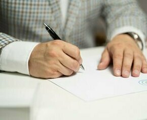 EDF signe avec le cimentier Lafarge France un contrat d'approvisionnement...