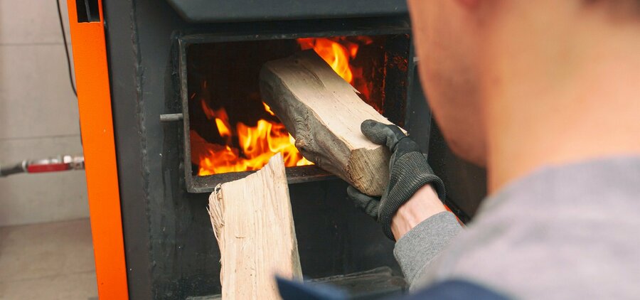 En supprimant MaPrimeRénov’ pour les chaudières à bois, le gouvernement assène le coup de grâce à une filière déjà fragilisée