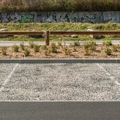 Plaque stabilisatrice de gravier en milieu urbain