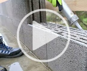 Faciliter l’assemblage des blocs béton grâce à une colle prête à l’emploi