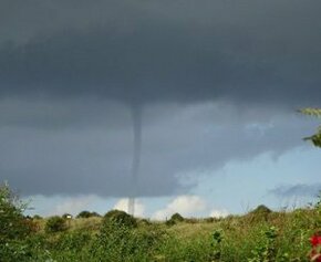Une tornade renverse trois grues et tue un jeune travailleur sur un chantier...