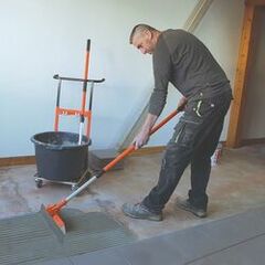 Transporter et appliquer la colle pour la pose de carrelage en restant debout