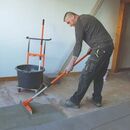 Transporter et appliquer la colle pour la pose de carrelage en restant debout