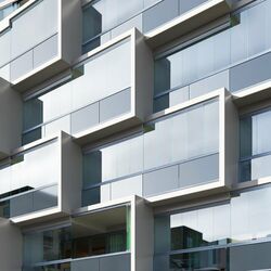 Pivoting sliding system for balconies and facades