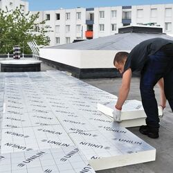 Insulating plate for sealing flat roofs under heavy protection