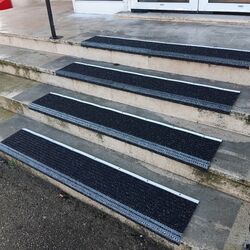 Step with non-slip riser for outdoor stairs