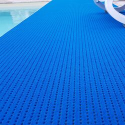 Anti-slip mat for swimming pools