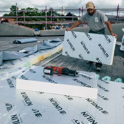 Plaque isolante pour l'étanchéité des toitures plates sous protection lourde