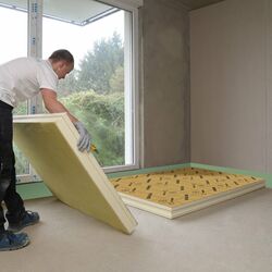 Plaque isolante en mousse polyuréthane pour l'isolation thermique et acoustique des sols