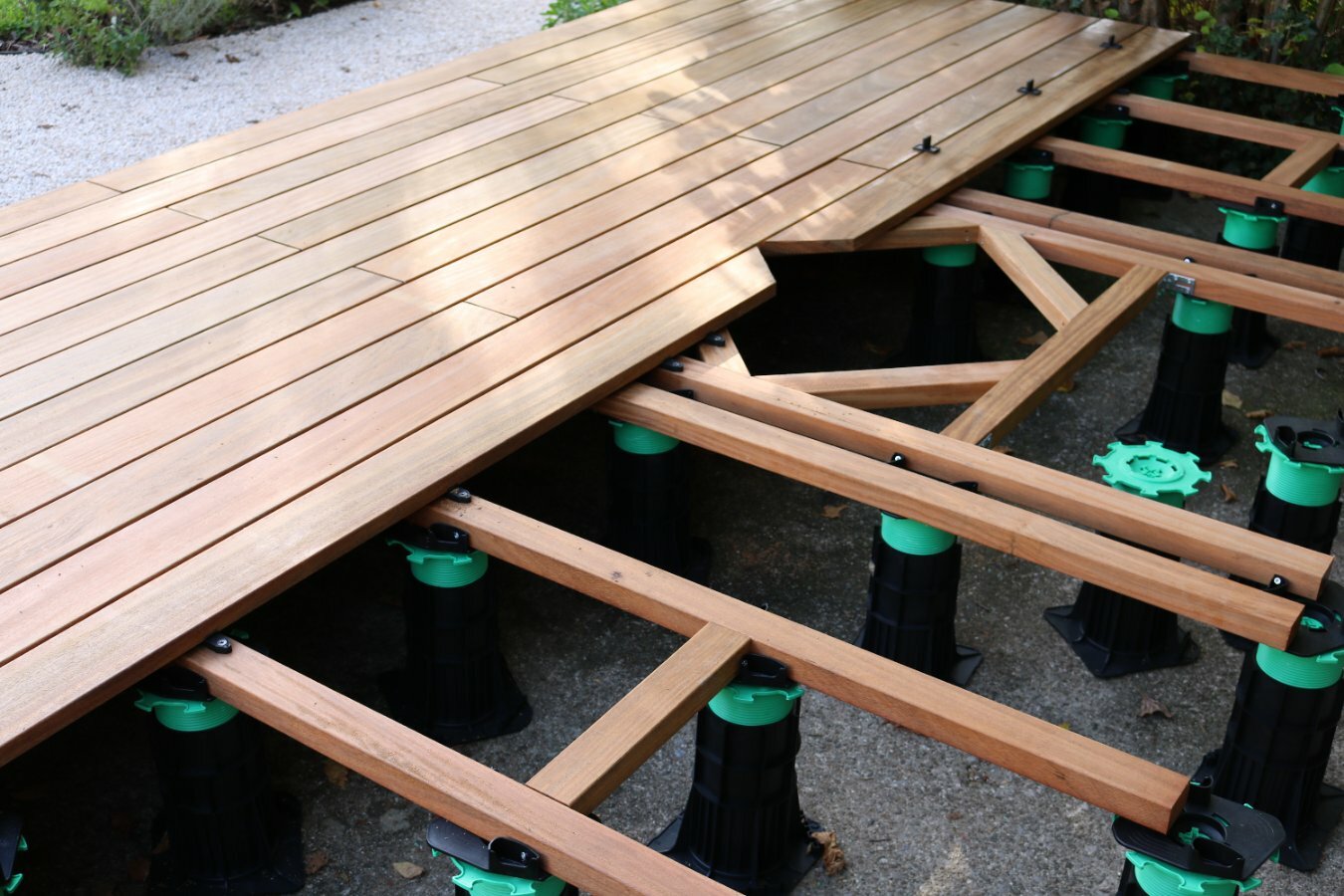 Plot autonivelant pour terrasse en bois Illustration